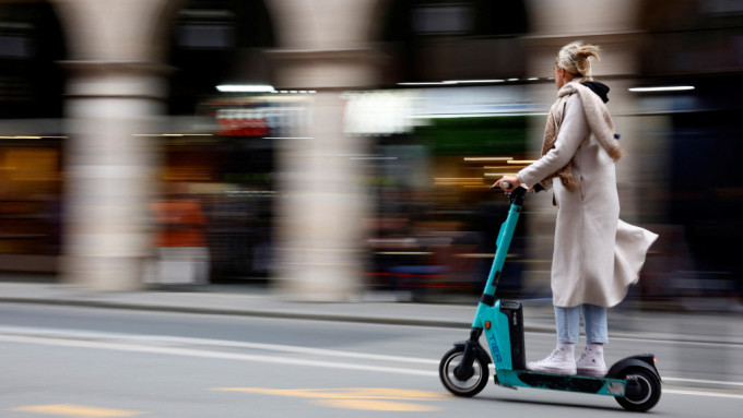 巴黎近9成選民公投同意禁用共享電動滑板車。 路透