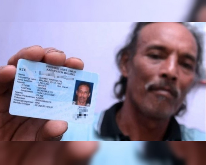 男子展示他的身份证清展示名字叫「圣诞快乐」。网图