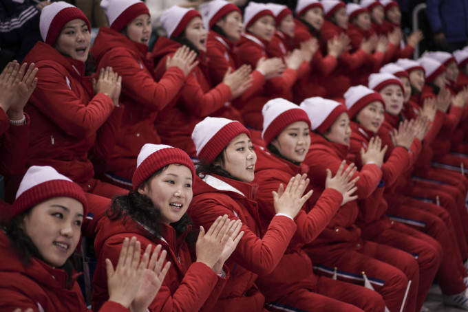有脱北者指出，北韩的啦啦队成员都是高官性奴。 AP