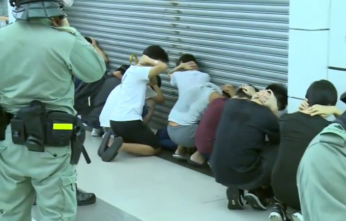 上周六晚在大埔墟站防暴警察制服一批人。無綫新聞截圖