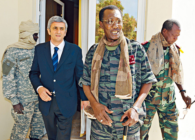 乍得總統代比（右）二〇〇八年與時任法國防長莫蘭在乍得會面。