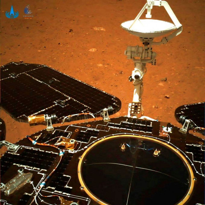 「祝融号」火星车在火星表面拍摄到的图像。(AP图片)