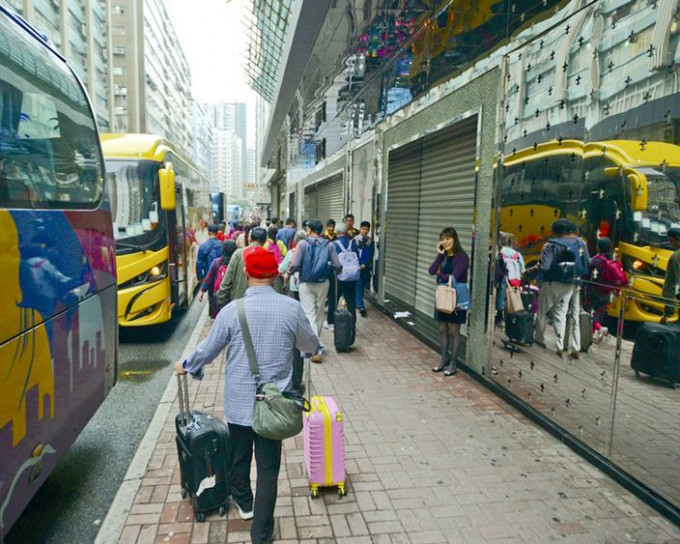 近年访港旅客急升，加剧旅游巴违泊及交通挤塞问题。 资料图片