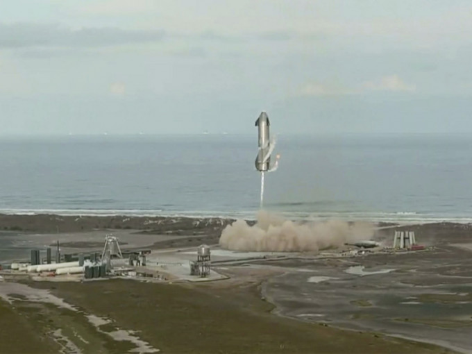 SpaceX SN10原型火箭顺利著陆，但数分钟后爆炸。AP图片