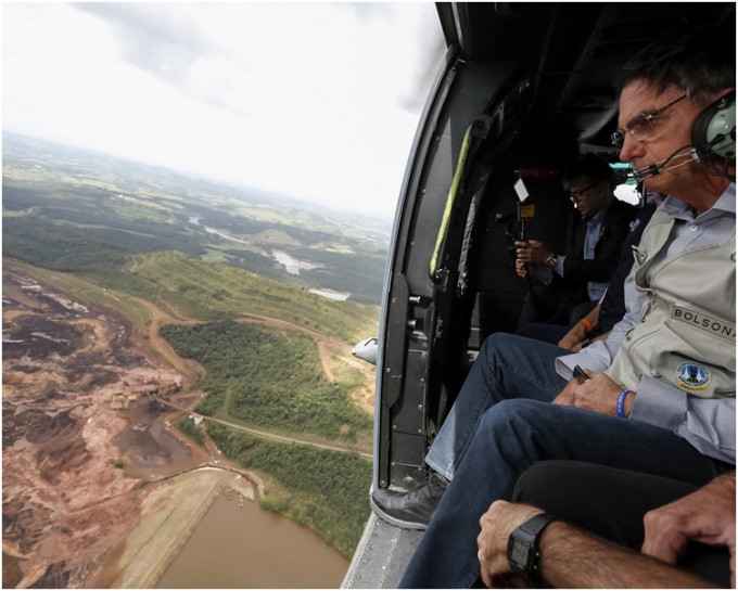 總統博爾索納羅乘坐直升機飛抵災區視察災情。AP