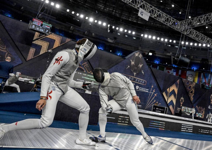 張家朗(左)於世錦賽男花個人賽晉級八強。國際劍聯Facebook圖片