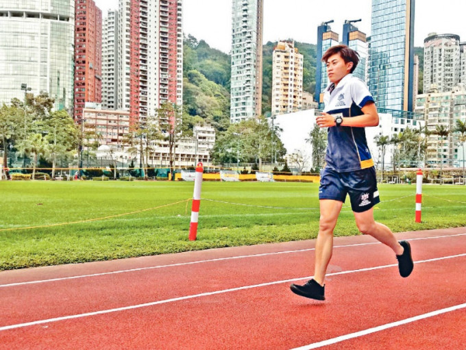 為達成奧運會欖球賽事當球證的夢想，潘栢茵定期進行跑步訓練保持良好體能。林樂軒攝