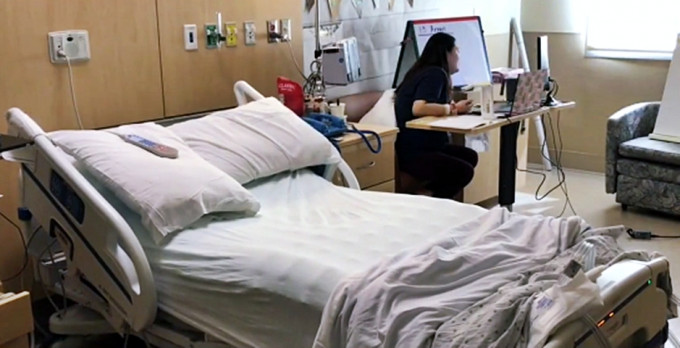 床边的点滴架、监视仪、可调节病床都巧妙地避开镜头。网图