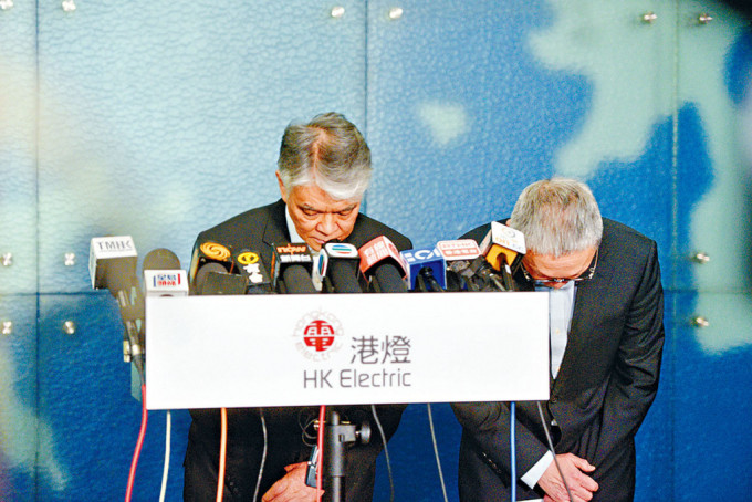 港灯营运董事郑祖瀛（左）与港灯输配电科总经理叶崇泰，在记者会上鞠躬道歉。