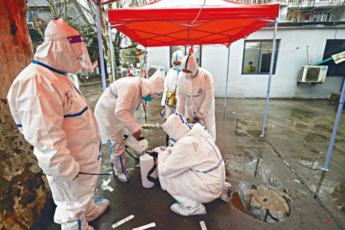 上海防疫人員昨天出動，對某封控小區進行消毒作業。