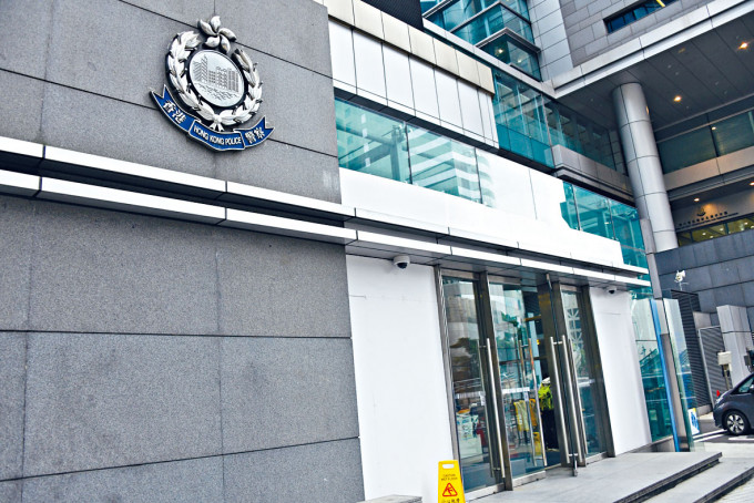 被告向時任警務處處長鄧炳強發匿名信恐嚇。