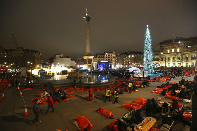 市民周六在倫敦市中心露宿一晚，呼籲全球正視露宿者問題。AP