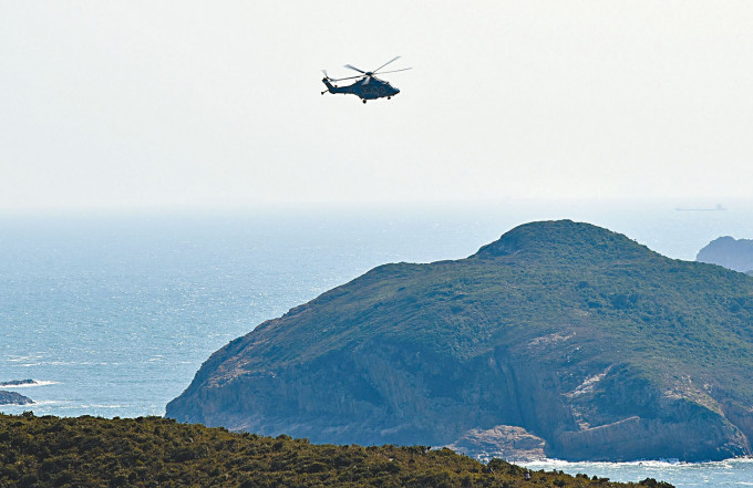 ■男子伍镜元独自到白腊湾行山失踪，直升机在附近山头及崖边高空盘旋。