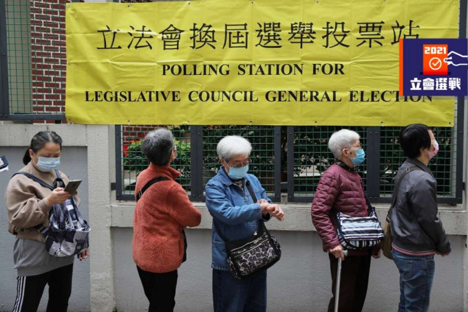 外交部駐港公署強調，香港走什麼樣的民主道路，實行什麼樣的選制，純屬中國內政，任何外部勢力都無權干涉。
