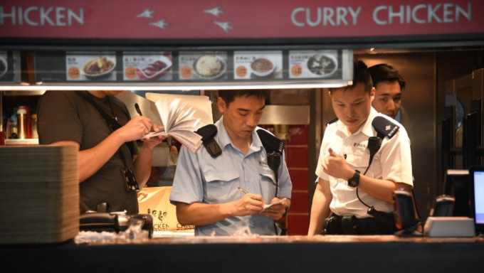 警员到餐店调查。