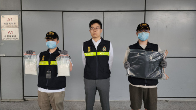 昨（13日）海关机场科人员在香港国际机场拘捕一名55岁贩卖危险药物的外籍女子抵港旅客。黄文威摄