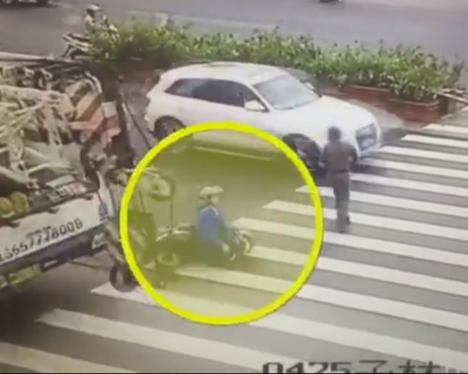女子因急刹避让斑马线行人，电单车失控倒地。片段截图