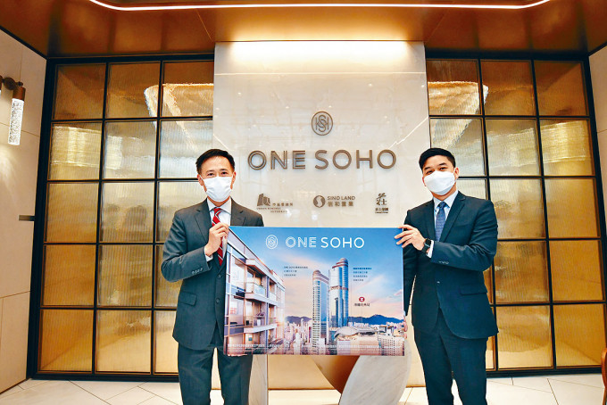信和田兆源（左）表示，旺角ONE SOHO將於第2季推出。旁為莊士陳慶光。