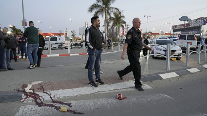 以色列发生街头袭击案，当地警方到场调查。AP图片