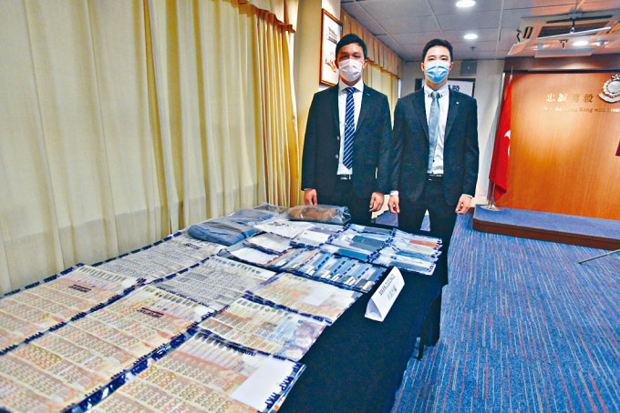■高级督察陈浩轩（左）讲述侦破低息贷款骗案经过。