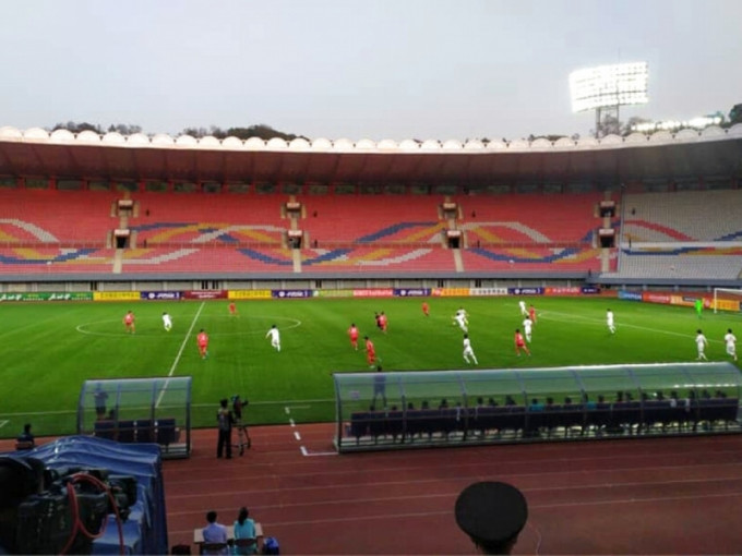 南、北韩国家足球队在平壤作赛，现场却不准观众入场。AP