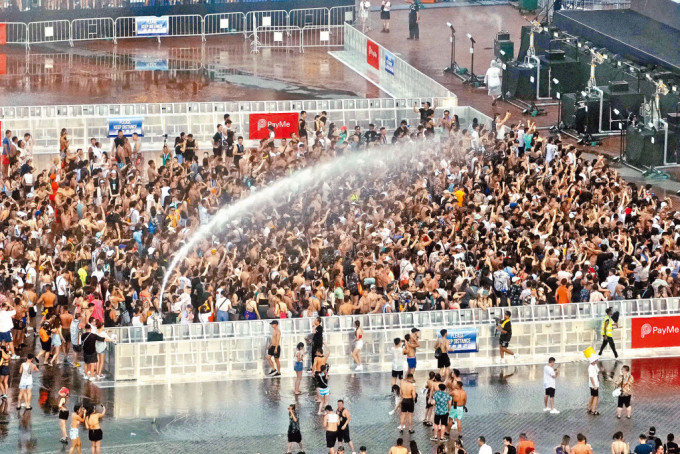 S2O亞洲潑水音樂節在中環海濱登場，場內射出大型水柱氣氛熱鬧。