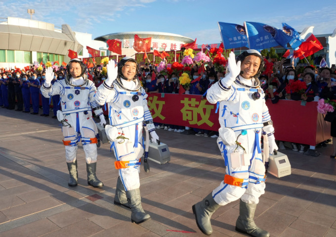 神舟十二号三名太空人汤洪波（左)、刘伯明（中）、聂海胜（右）出发。新华社