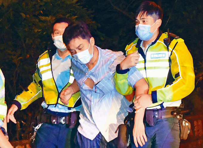 ■無綫藝人楊明稱撞車後感暈眩，須警員合力攙扶登上救護車。