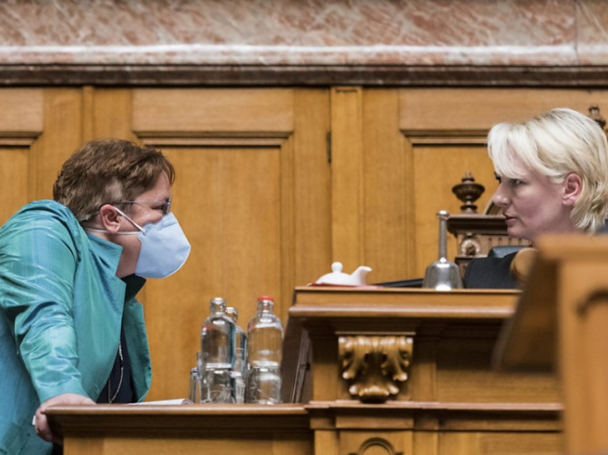 瑞士女議員戴口罩參會遭議會驅逐。(網圖)
