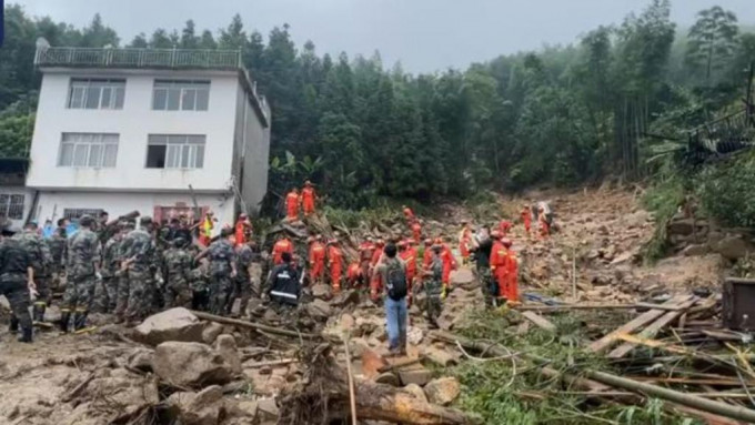 山洪暴發沖毀兩棟民房。