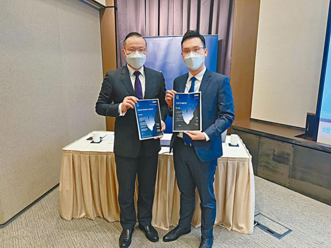 （左起）渣打香港财富管理投资策略主管梁振辉、渣打香港财富管理高级投资策略师林嘉文。