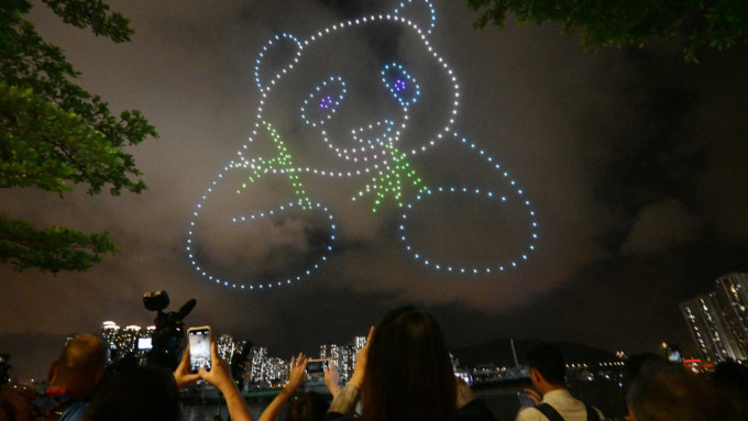 七一︱荃湾区无人机表演庆回归  展示「香港梦、中国心」字样、金紫荆熊猫海豚图案