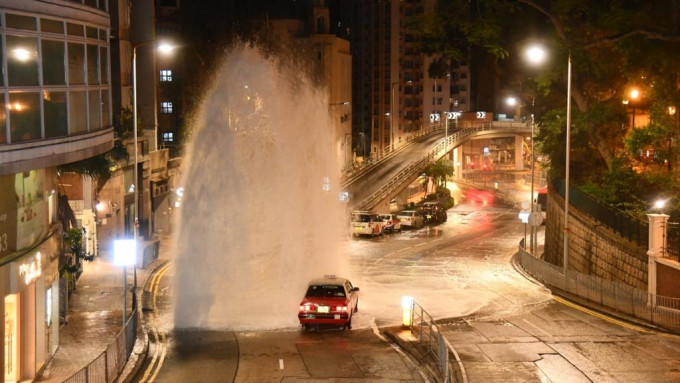 西環薄扶林道凌晨有地下水管爆裂，噴出約10米高的水柱。