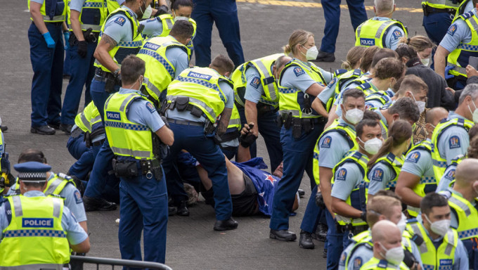 紐西蘭爆發反疫苗示威，警方清場逮逾50人。AP圖片