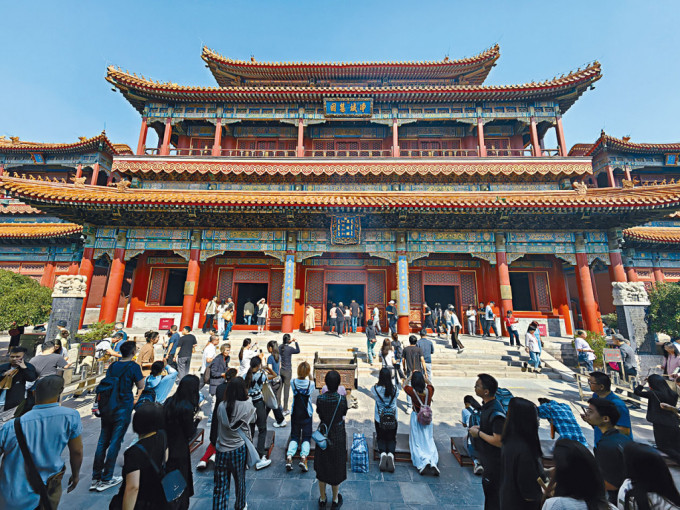 北京雍和宫内，不少年轻人焚香长跪，态度虔诚。