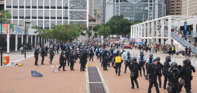 事发于周三的反修例警民冲突中。