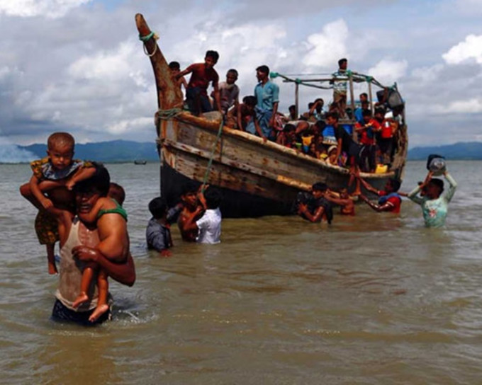 再有罗兴亚难民船翻沉。