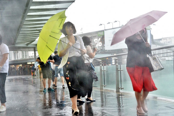 3号风球仍然生效，本港今明仍有狂风大骤雨及雷暴。 资料图片