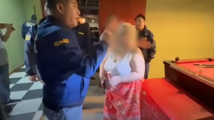 泰國警方搗破性愛派對，以肥婦賣淫做招徠。
