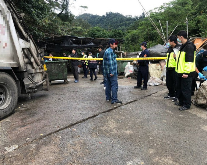 台湾一间环保公司清理厨馀车时，发现一具女婴尸。网图