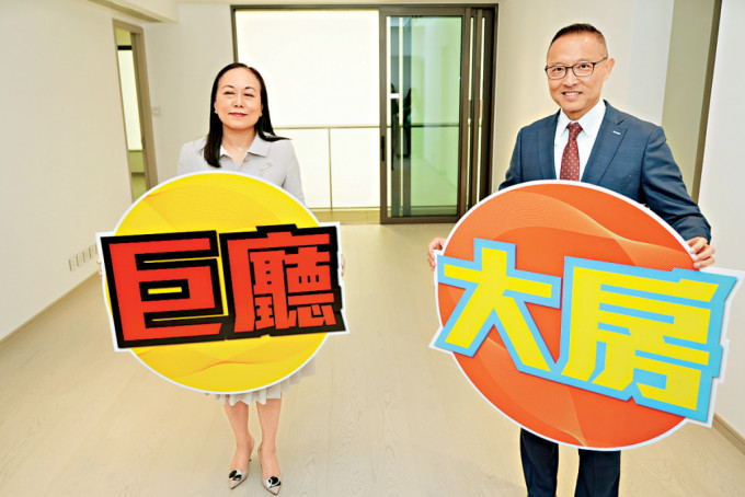 長實郭子威（右）表示，將會盡快加推新一批單位應市，部署最快周六次輪銷售。旁為楊桂玲。