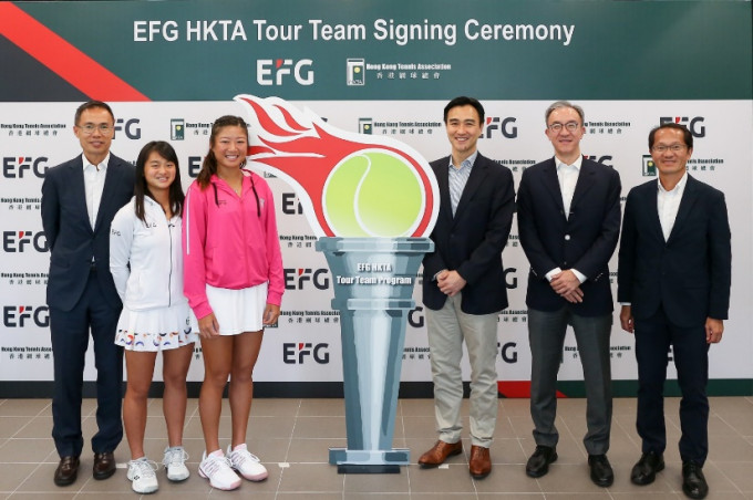 王康怡（左二）及张玮桓（左三）成为EFG HKTA Tour Team计画首批受惠运动员。相片由公关提供