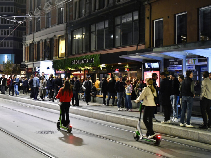 大批挪威民眾在得悉防疫措施解禁後，走上街頭瘋狂慶祝。（美聯社）