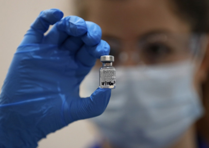 日本拟从英美药厂采购新冠疫苗，最快明年3月接种。ap图