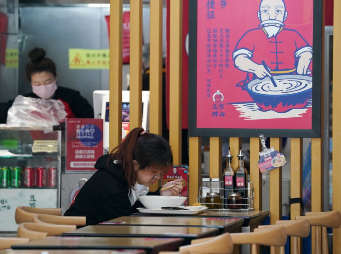 哈尔滨市经营的各种餐饮服务均暂停堂食。新华社资料图片
