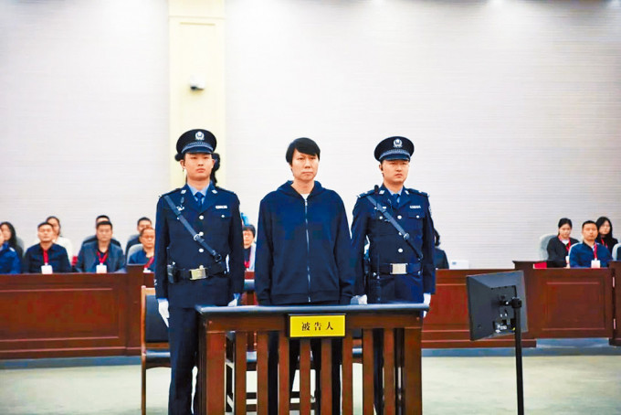 李鐵昨日在湖北省咸寧市法院出庭受審。