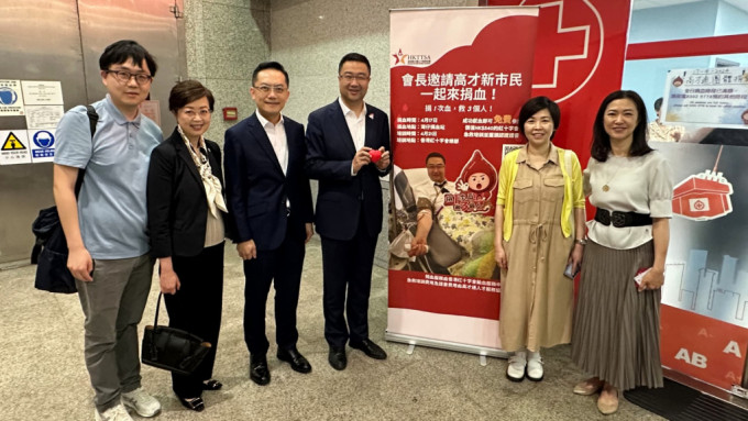 香港卫生署署长林文健(左3)与部分捐血者合照。图:香港高才通人才服务协会