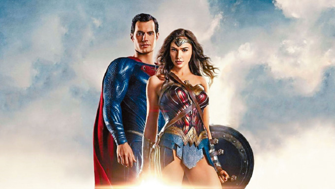 「超人」亨利卡維和「神奇女俠」姬嘉鐸為《閃電俠》（小圖）拍下的客串戲分，盛傳將會被刪走。