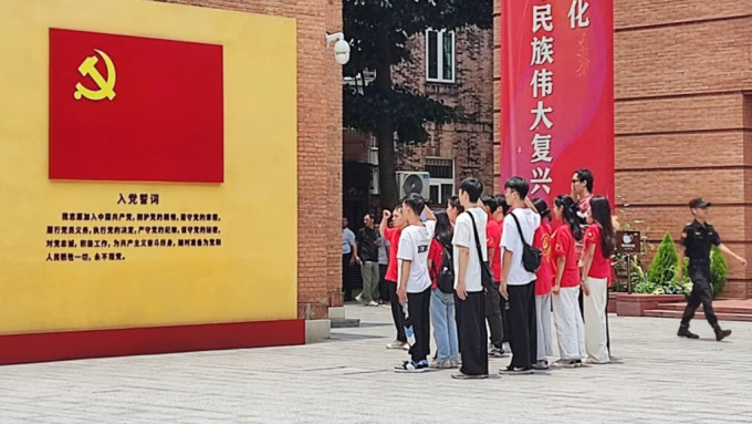 中共党员中，以30岁或以下占最多达1241.2万名。小红书