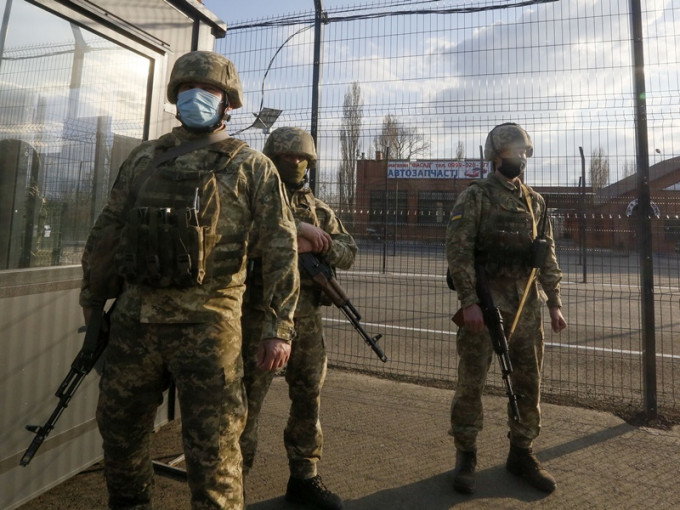 烏克蘭士兵在一處邊境檢查站站崗。AP
